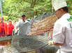Das team des Hotels Forsthaus Damerow beim Wenden des Rekord-Schnitzels (Foto: nordlicht verlag)