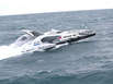 Der EARTHRACE-Trimaran beim 'Flug' über die Wellen (Foto: speedsailing)