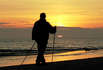 Der Sonne entgegen: Nordic Walking am Usedomer Strand (Foto: nordlicht verlag)