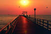 Sonnenaufgang über der Seebrücke (Foto: Tourismus-Service Scharbeutz)