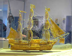 Segelboot aus Bernstein (Foto: nordlicht verlag)