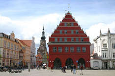 Marktplatz mit Rathaus (Foto: Fremdenverkehrsverein Greifswald)