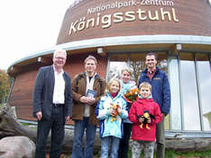 Bürgermeister Holtz, Familie Pieper und GF Steiner vor dem NZK (Foto: Nationalpark-Zentrum Königsstuhl)