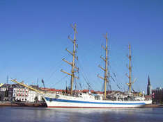 Mitsegeln auf dem Segelschulfschiff MIR (Foto © Jan von Bröckel/PIXELIO)