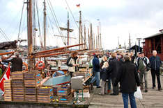Markttreiben im Flensburger Museumshafen (Foto: Flensburg Fjord Tourismus)