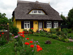 Holzhaus auf dem Darß (Foto: Gerd Pfaff/pixelio.de)