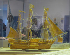 Bernsteinarbeit der Ostsee-Schmuck Schaumanufaktur (Foto: nordlicht verlag)
