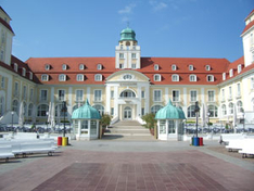 Kurhaus in Binz (Foto: Ralph Punga-Kronbergs/pixelio.de)