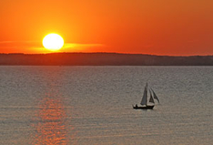 Sonnenuntergang über dem Achterwasser bei Loddin (Foto: Bodo Jacoby/pixelio.de)