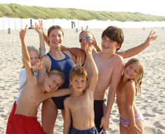 Jugendliche haben viel Spaß am Ostseestrand (Foto: Katharina Rothe/pixelio.de)