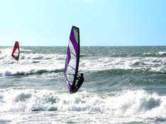 Surfen an der mecklenburgischen Küste (Foto: Manfred Boelke/pixelio)