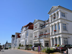 In der Bergstraße in Bansin auf der Insel Usedom schmiegen sich die Bädervillen im Stil der Bäderarchitektur dicht aneinander