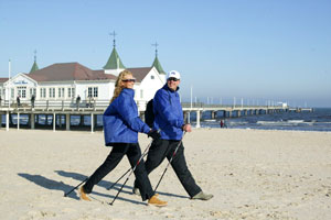Nordic Walking am Strand ist bei aktiven Usedom-Urlaubern besonders beliebt - wie hier vor der historischen Seebrücke in Ahlbeck, das Wahrzeichen Usedoms