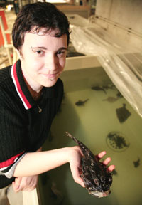 OZEANEUM-Mitarbeiterin Bianca Komitsch mit einem Seeteufel (Foto: Christian R&ouml;del)