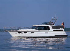 Die hoteleigene Motoryacht (Foto: Hotel)