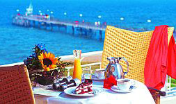 Genie&szlig;en mit Blick auf die Ostsee im Travel Charme Ostseehotel K&uuml;hlungsborn (Foto: Travel Charme)