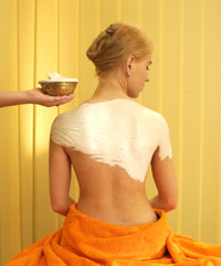 Anwenung mit Rügener Heilkreide (Foto: Seehotel BINZ-THERME Rügen)