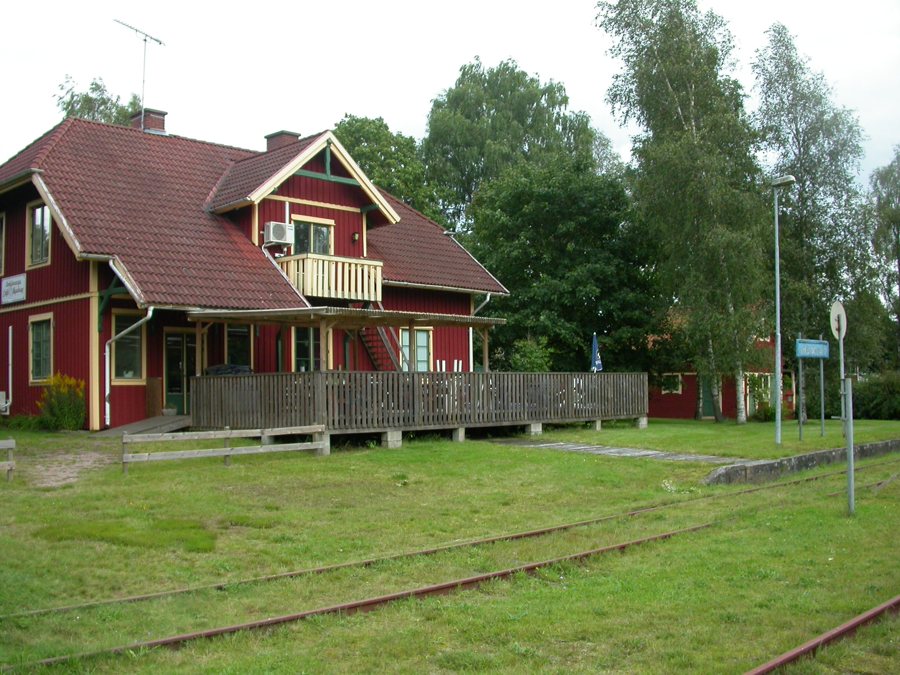 File:Ambjörnarp järnvägsstation 20090817.jpg