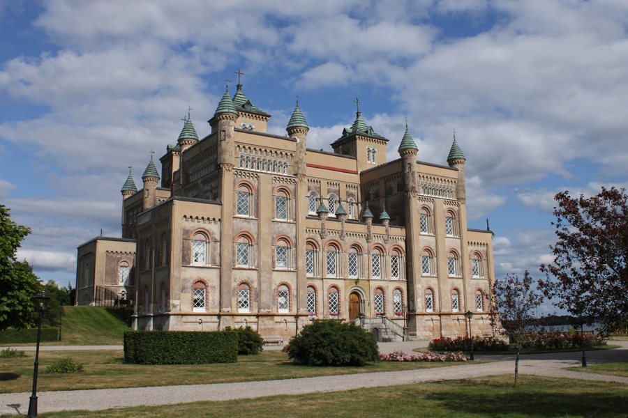 File:Stora Sundby slott.jpg