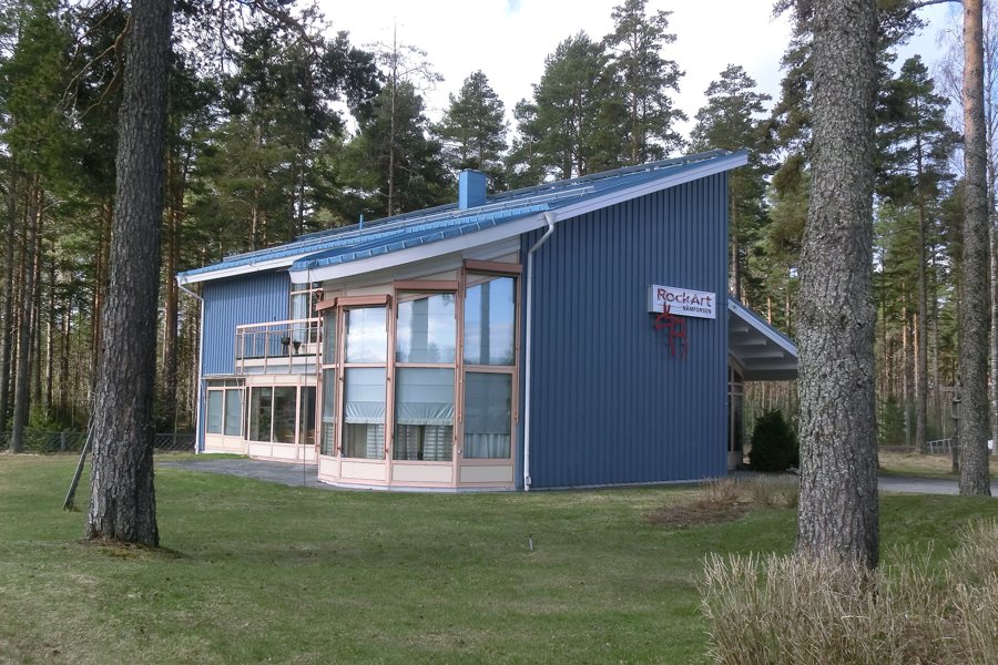 File:Hällristningsmuseet i Näsåker.JPG