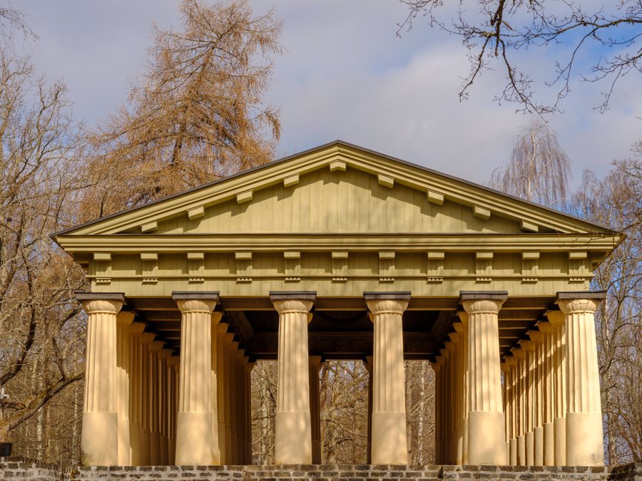 File:Tempel engelska parken Söderfors March 2026 03.jpg