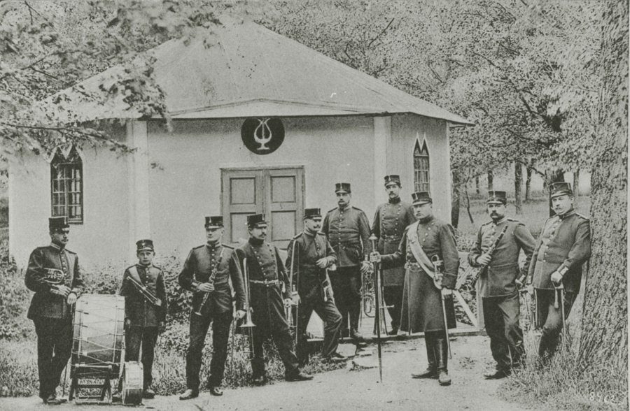 File:Westgöta Regementes musikkår Axvall.jpg