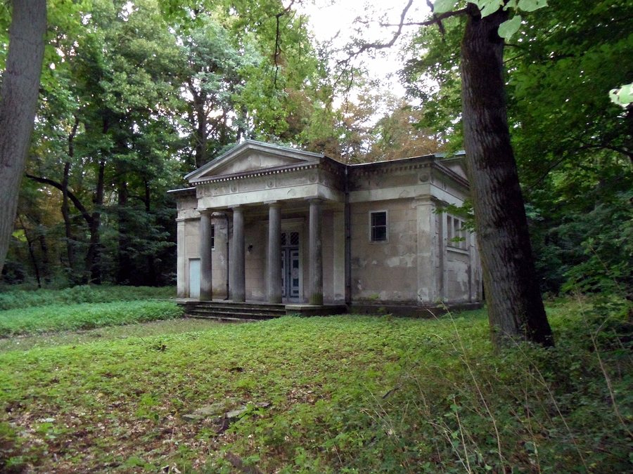 File:Mausoleum von Eickstedt Koblentz 1.JPG
