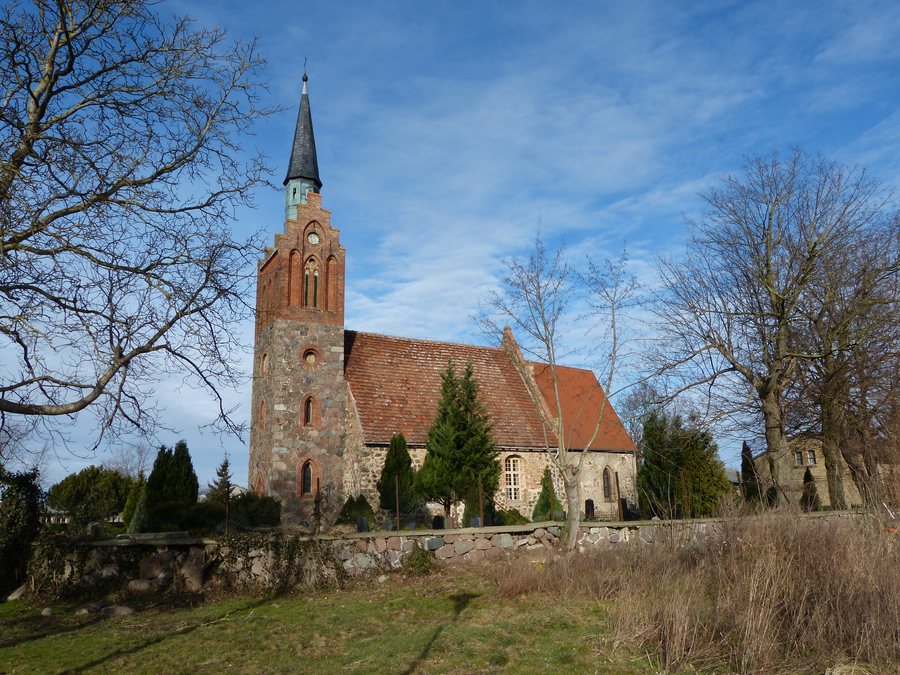 File:Völschow Kirche Südseite Friedhofsmauer.JPG