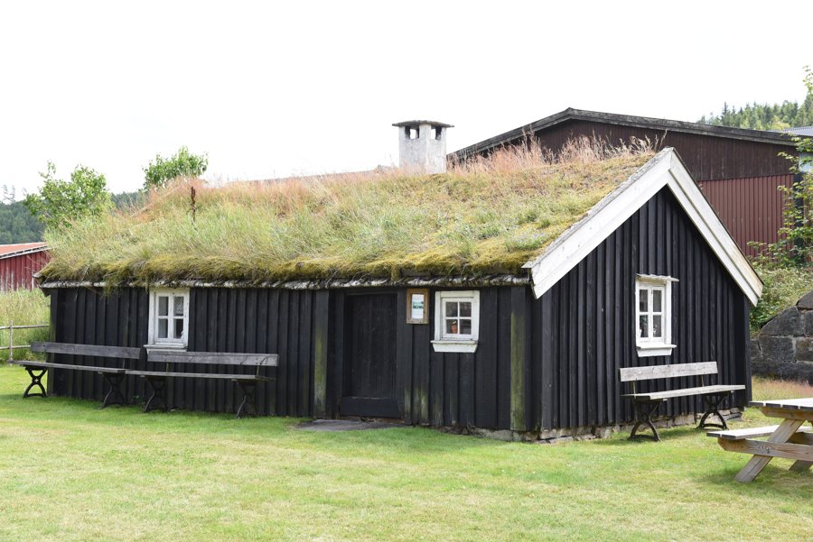 File:Seglora gamla prästgård - Lundastugan.jpg