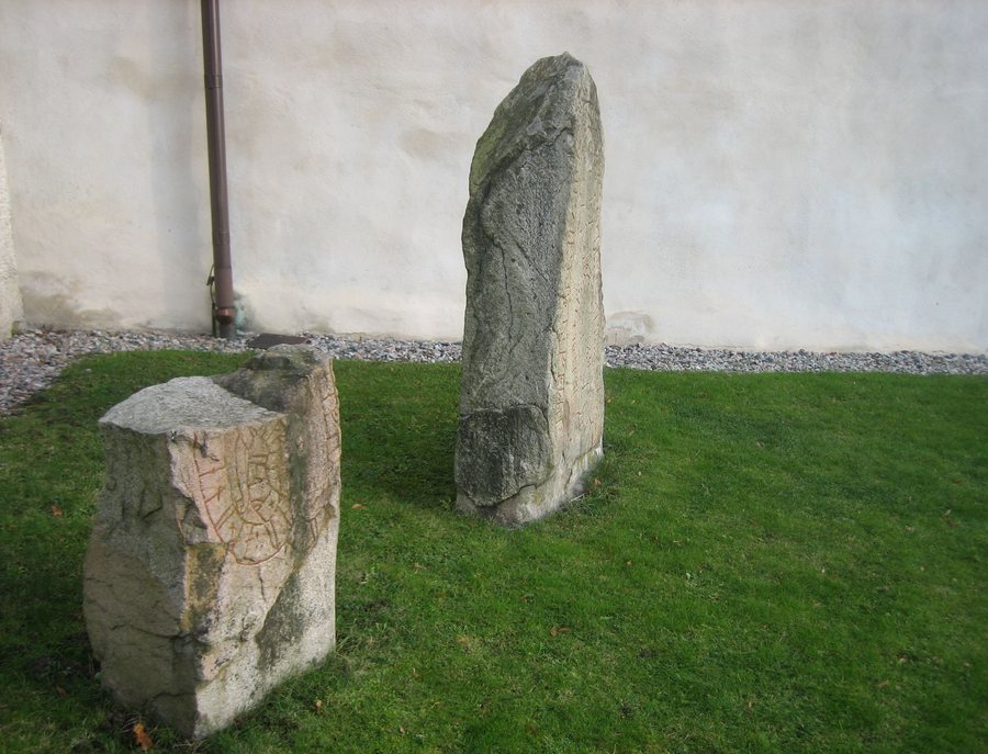 File:U Fv1968;279B & U 94, Sollentuna kyrka.jpg