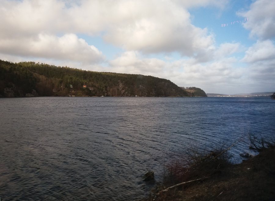 File:Lake from the train near Göteborg, Sweden .jpg