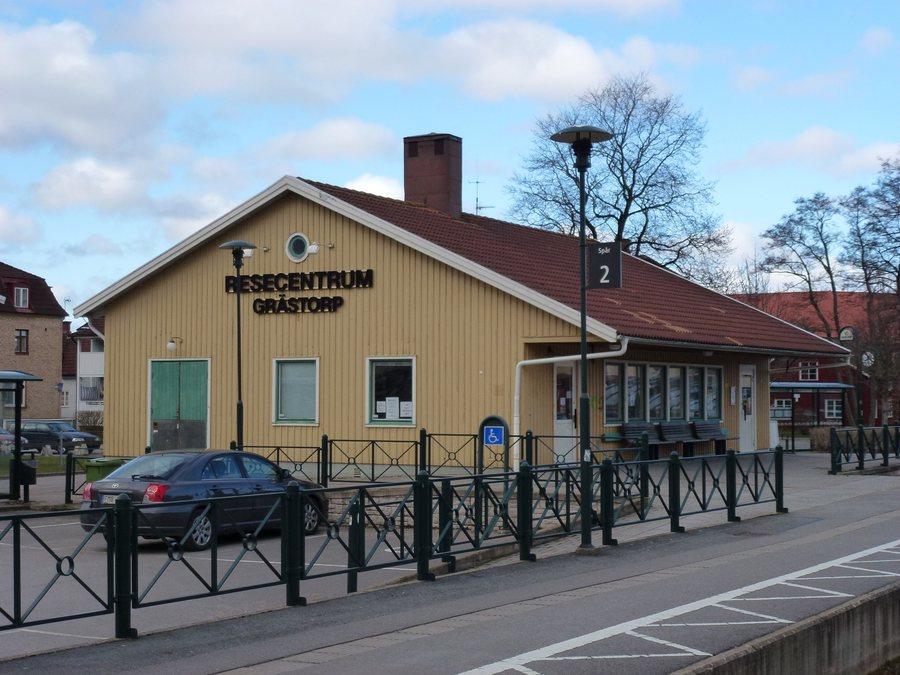 File:Grästorp station 2012.JPG