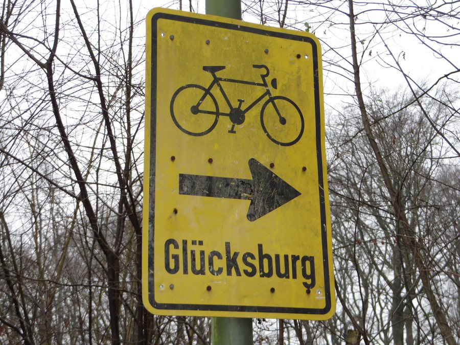 File:Fahrradwegschild Richtung Glücksburg beim Verbindungsweg Osterkoppel-Waldeshöh (Flensburg-Mürwik 2015-01-01).jpg