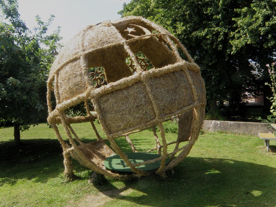 File:Strohfigur Bendfeld 2024 (2).jpg