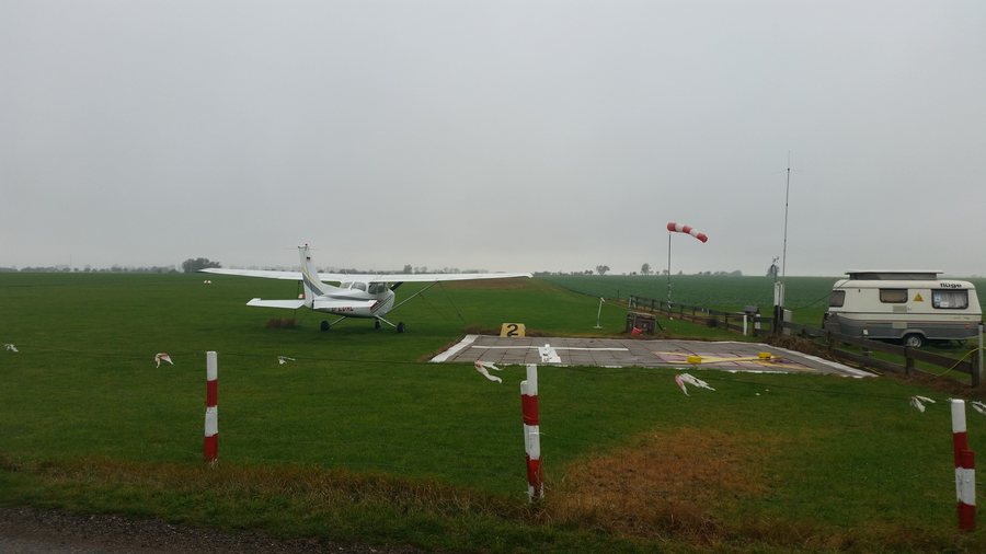 File:2016-10-28-Flugplatz Fehmarn-Neujellingsdorf.jpg