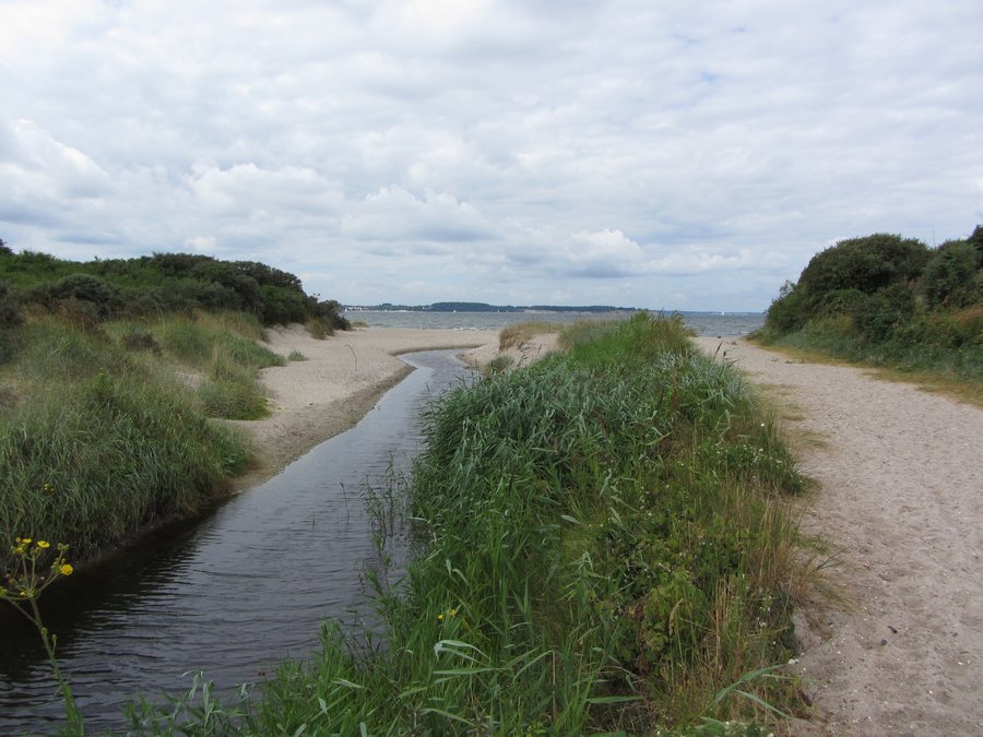 File:Barendorf Harkenbäk Mündung in Ostsee 2013-07-31 3.JPG