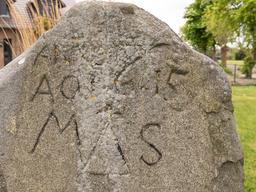 File:Albertsdorf auf Fehmarn Dodelstein Detail.jpg