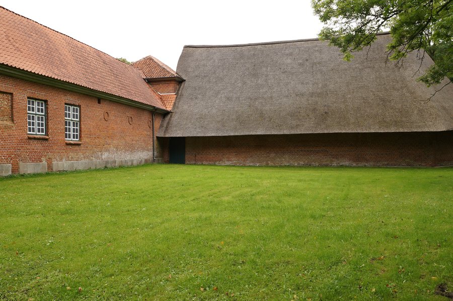 File:Gut Emkendorf Reitpferdestall mit Reithalle.jpg