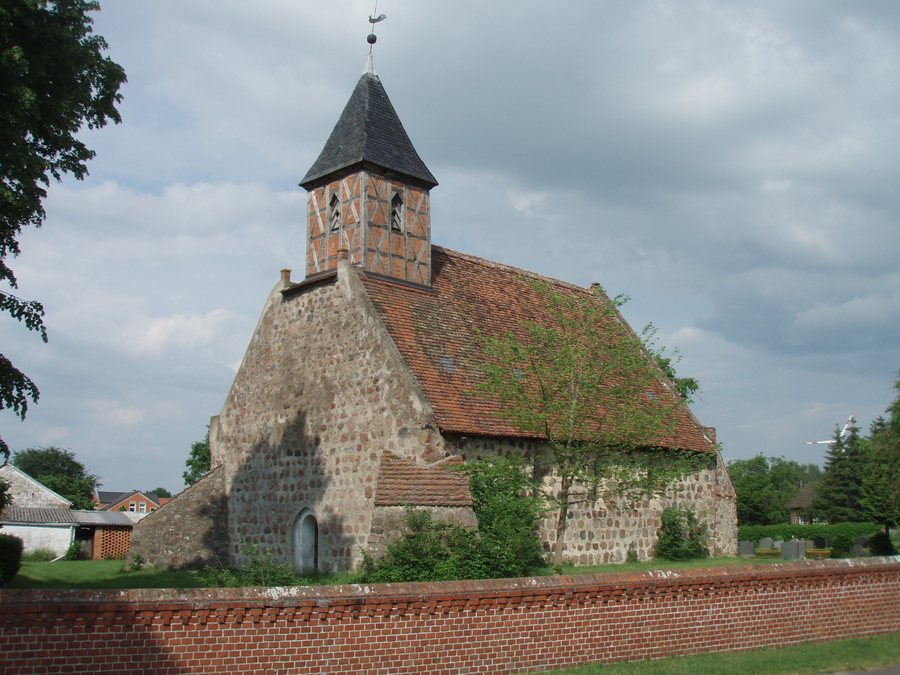 File:Milow Kirche 29-05-2016.jpg
