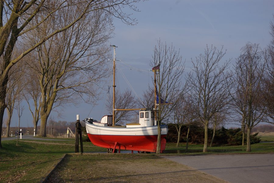 File:Maasholm Boot Parkplatz.jpg