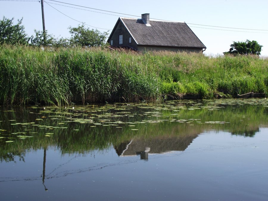 File:Kobyla Kępa, dom nad Wisłą Królewiecką - panoramio.jpg