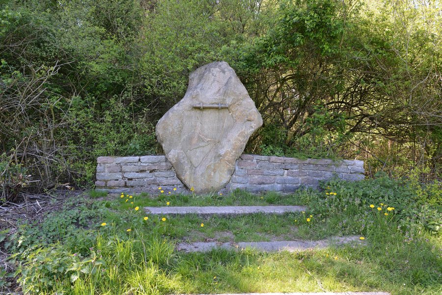 File:Schleswig-Holstein, Schülp bei Rendsburg, Moltke-Stein NIK 1610.jpg
