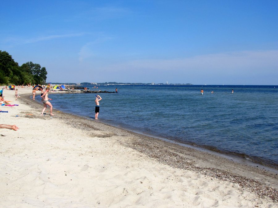 File:Sierksdorf Strand 2012.JPG