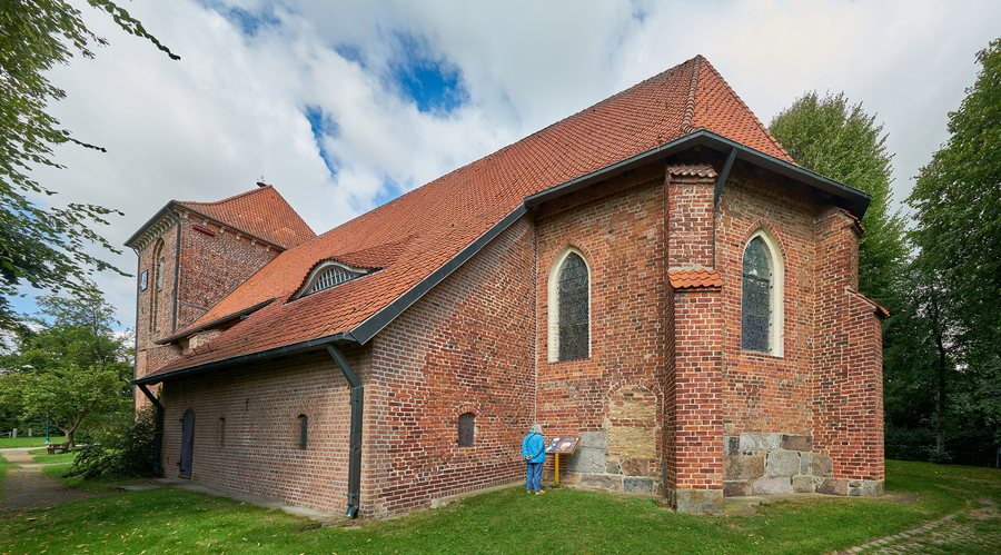 File:St. Katharinenkirche in Lensahn, Ansicht von Südosten.jpg