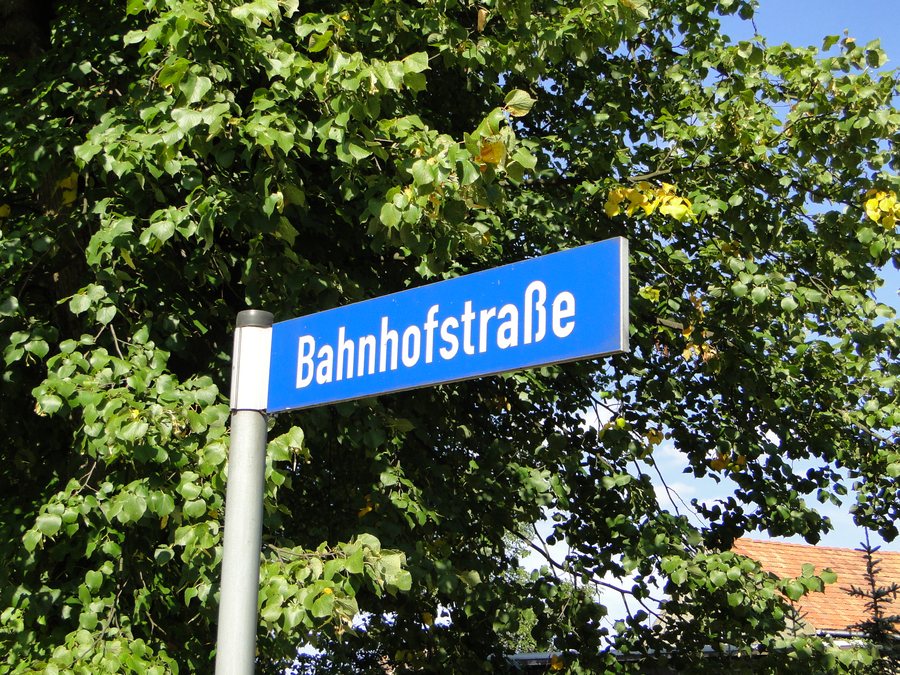 File:Eldena Straßenschild Bahnhofstraße 2011-08-20 085.JPG