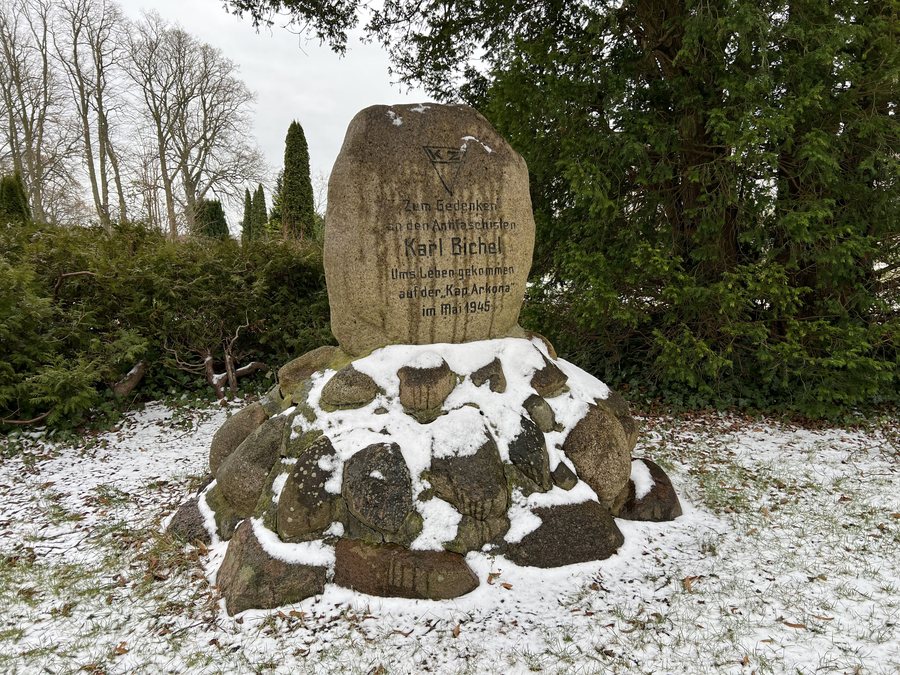 File:Goldberg Friedhof lub 2025-02-14 img02 Gedenkstein Karl Bichel.jpg
