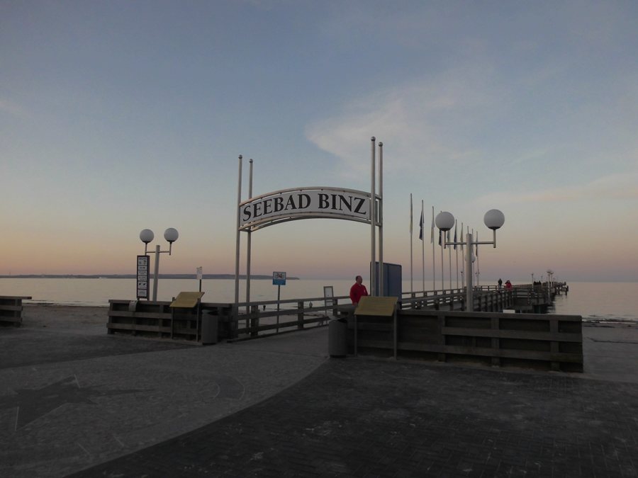 Seebrücke von Binz auf Rügen in der Abenddämmerung