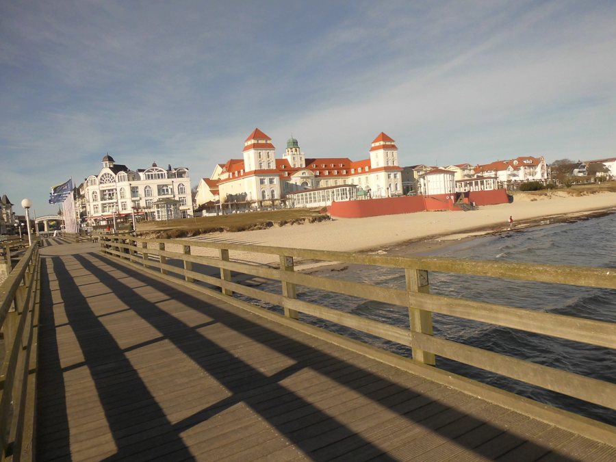 Seebrücke und Strand an der Ostseeküste