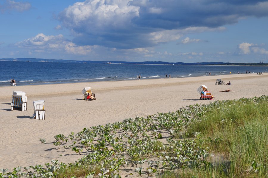 Breiter Sandstrand auf Usedom mit Strandkörben und Badegästen