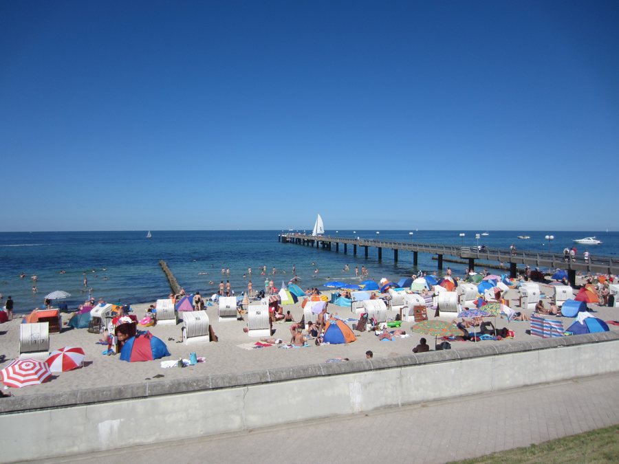 Strand mit Seebrücke an der Mecklenburgischen Ostseeküste